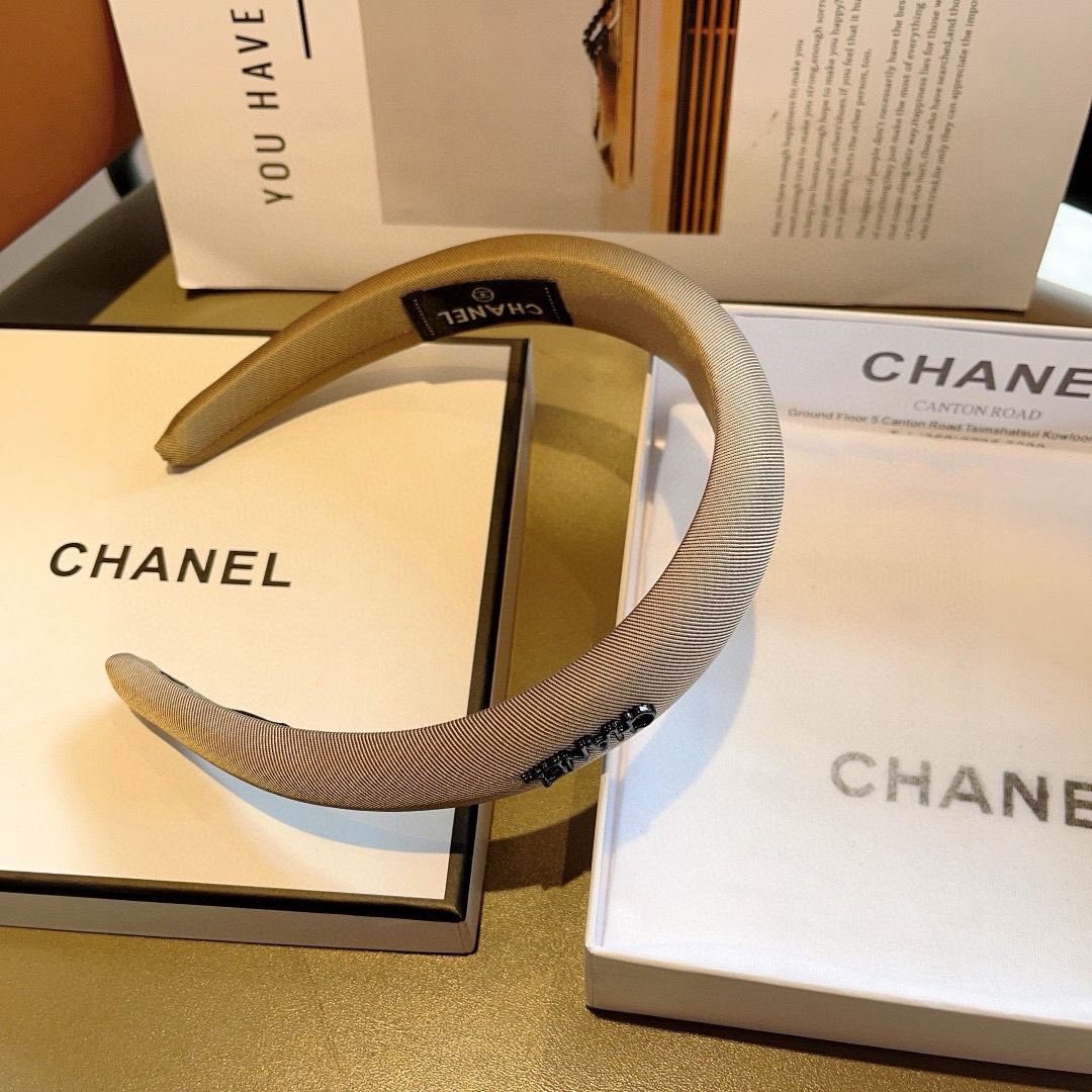 配包装
CHANEL（香奈儿）最新款小香发箍，新品巨显脸小头箍，网红爆款推荐 搭配高端双Ｃlogo ，超