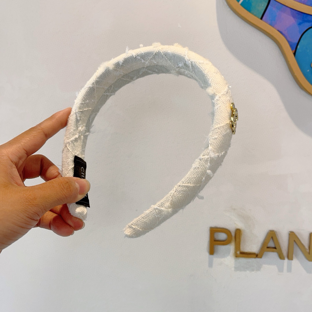 配包装
CHANEL（香奈儿）最新款小香发箍，新品巨显脸小头箍，网红爆款推荐 搭配高端双Ｃlogo ，超