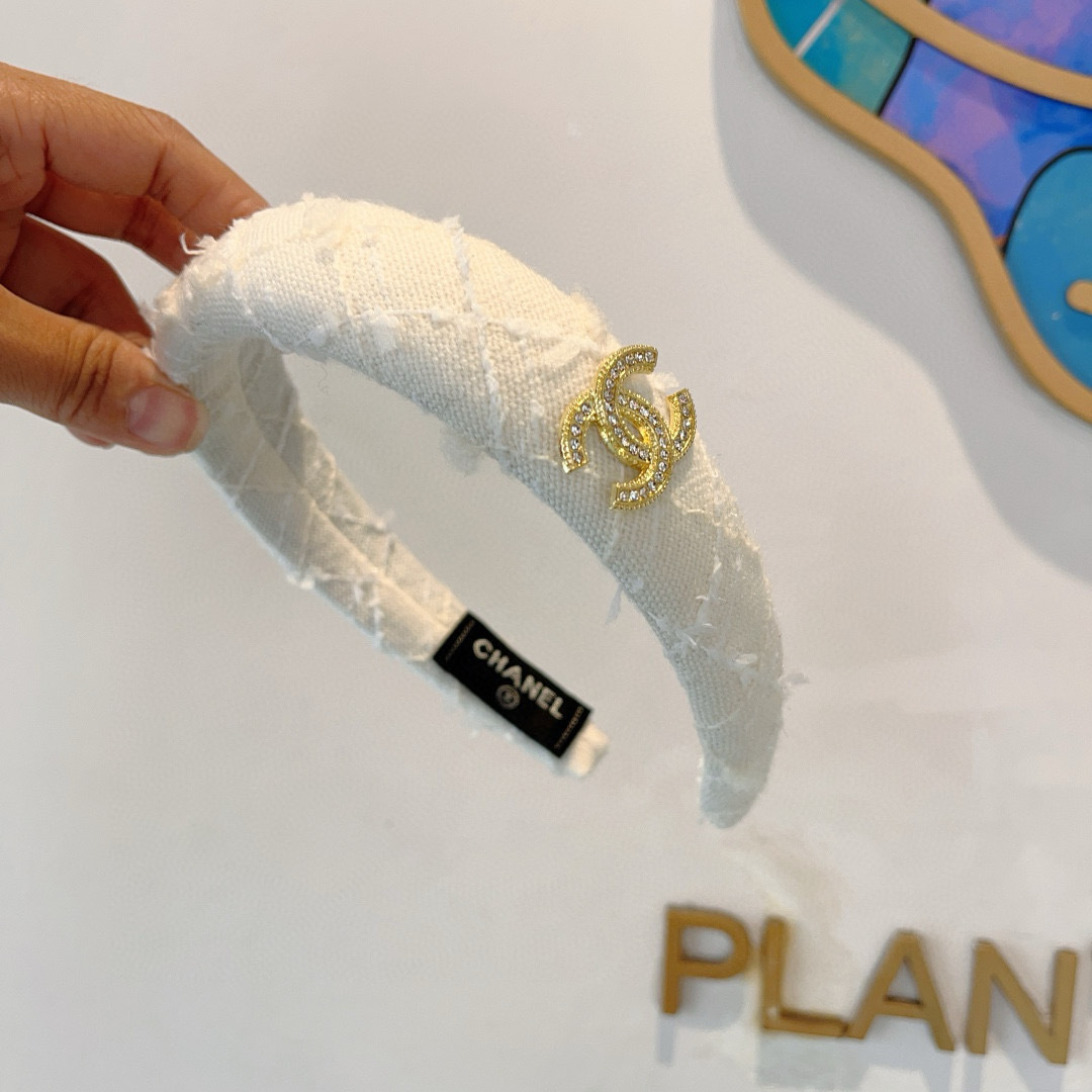 配包装
CHANEL（香奈儿）最新款小香发箍，新品巨显脸小头箍，网红爆款推荐 搭配高端双Ｃlogo ，超