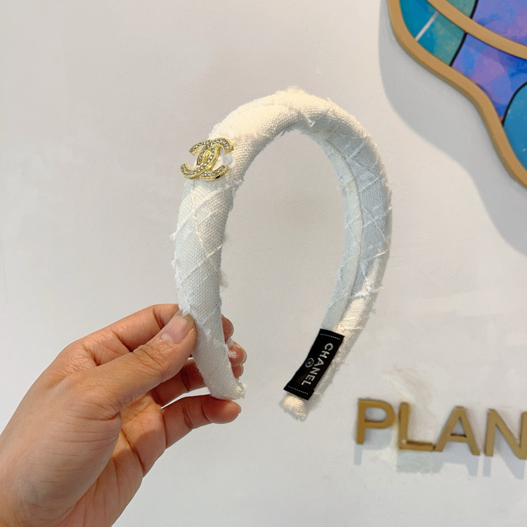配包装
CHANEL（香奈儿）最新款小香发箍，新品巨显脸小头箍，网红爆款推荐 搭配高端双Ｃlogo ，超