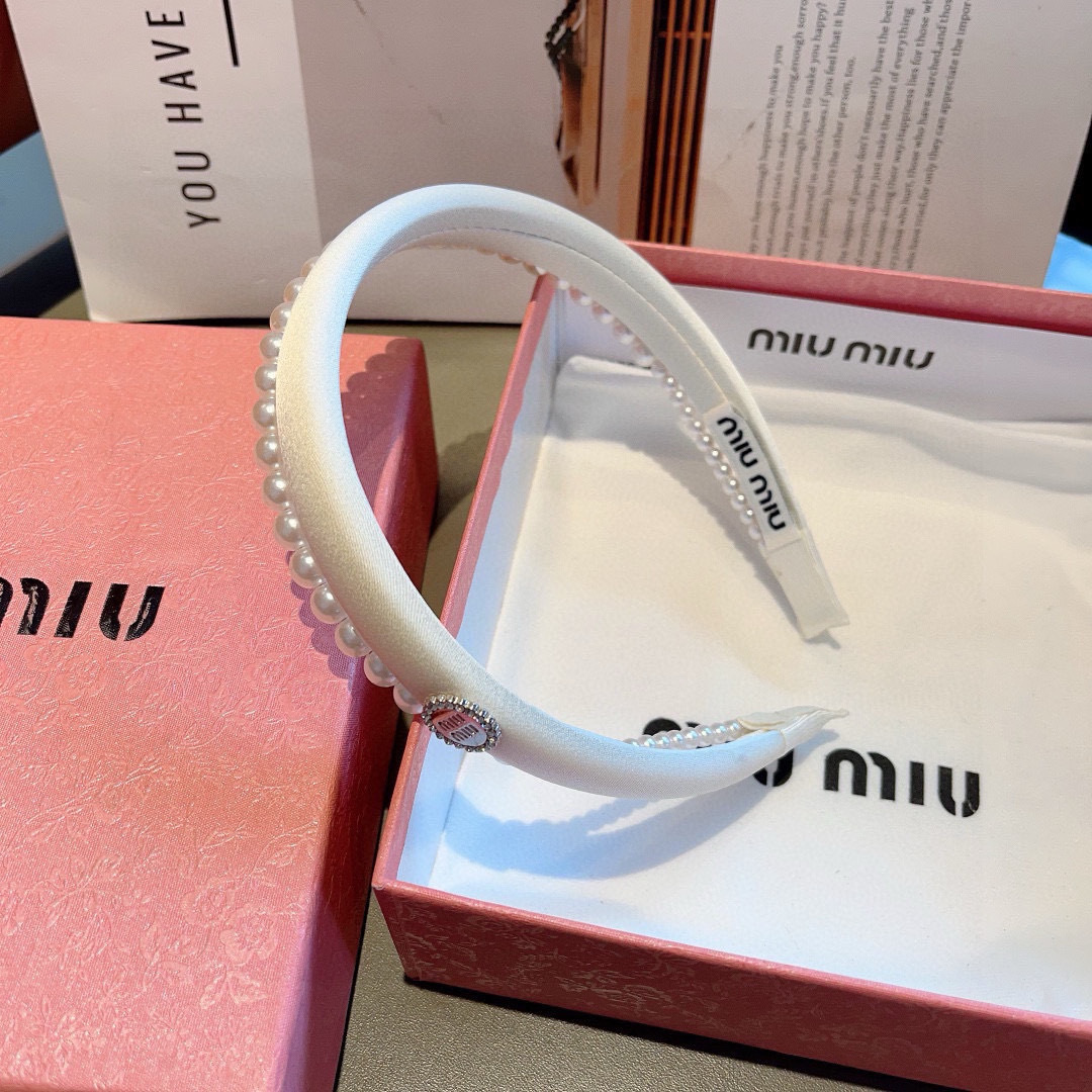 配包装
miumiu 缪缪  新款韩版字母珍珠发箍，细节全部实拍！特制面料非常显质感、经典百搭款！