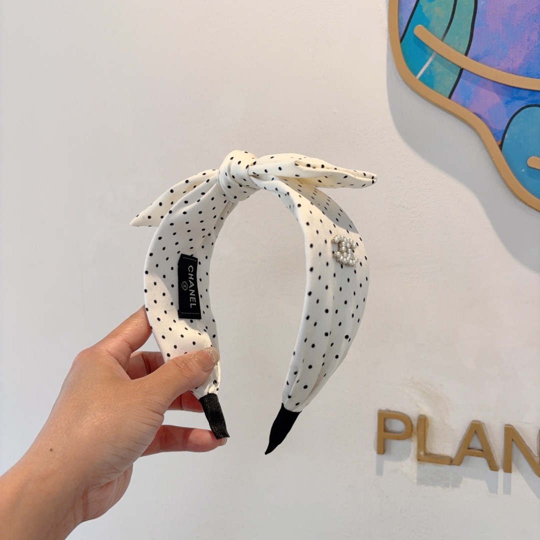 配包装
CHANEL（香奈儿）新款精美波点蝴蝶结发箍，复古网红头箍 搭配高端材质，超精致，时尚高级感百搭