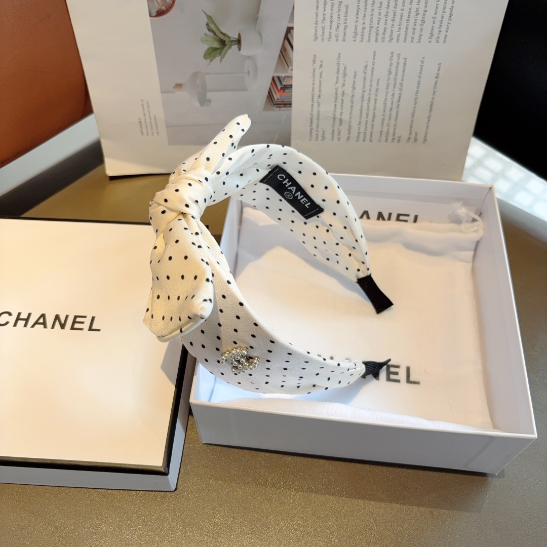 配包装
CHANEL（香奈儿）新款精美波点蝴蝶结发箍，复古网红头箍 搭配高端材质，超精致，时尚高级感百搭