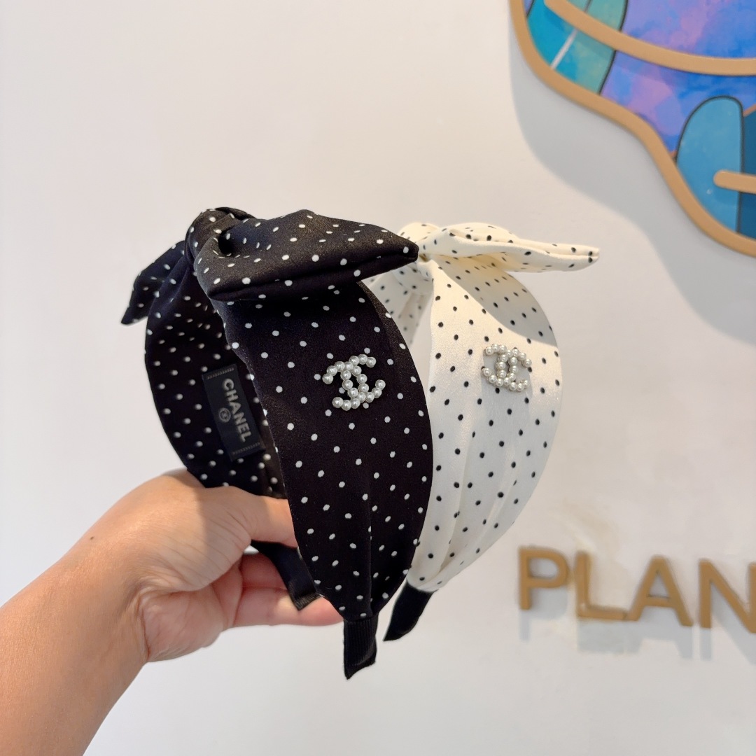 配包装
CHANEL（香奈儿）新款精美波点蝴蝶结发箍，复古网红头箍 搭配高端材质，超精致，时尚高级感百搭