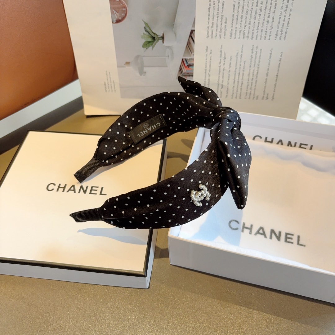配包装
CHANEL（香奈儿）新款精美波点蝴蝶结发箍，复古网红头箍 搭配高端材质，超精致，时尚高级感百搭