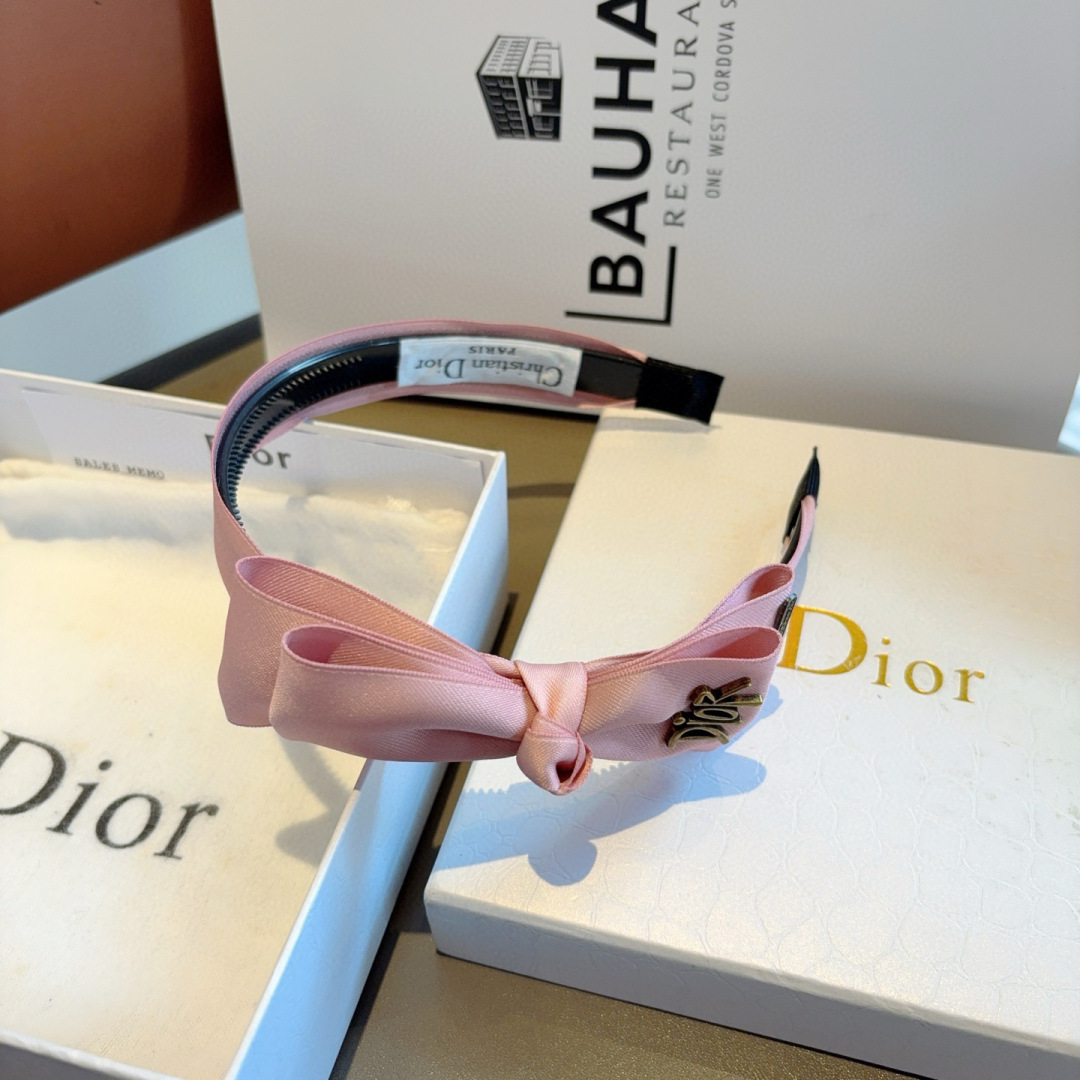 配包装
Dior（迪奥） 新款宽边高级感大牌发箍, 网红爆款带齿防滑头箍、让你的魅力绽放 清新淑女范让时