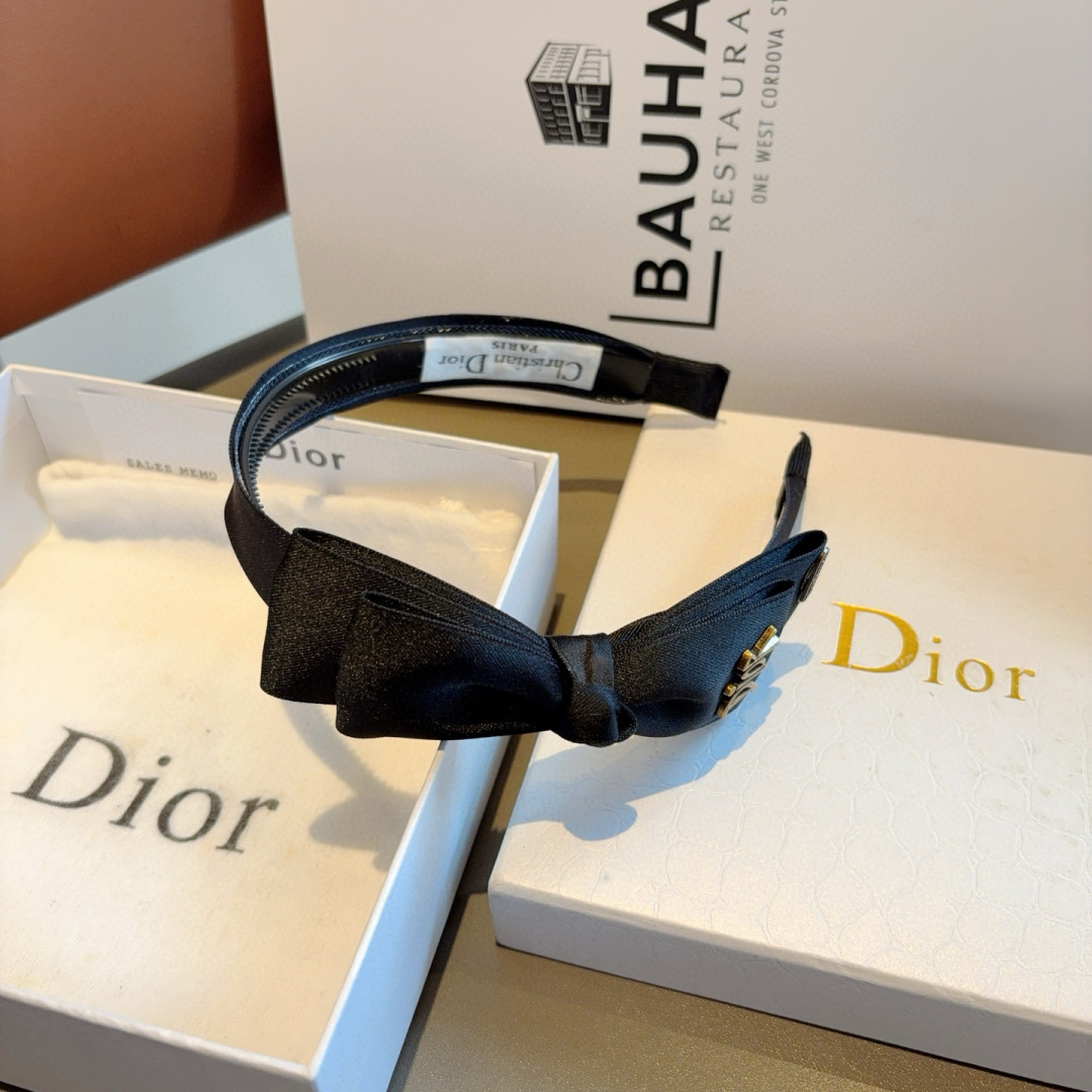 配包装
Dior（迪奥） 新款宽边高级感大牌发箍, 网红爆款带齿防滑头箍、让你的魅力绽放 清新淑女范让时