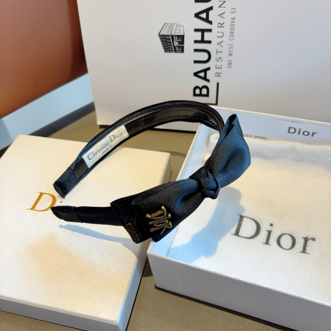 配包装
Dior（迪奥） 新款宽边高级感大牌发箍, 网红爆款带齿防滑头箍、让你的魅力绽放 清新淑女范让时