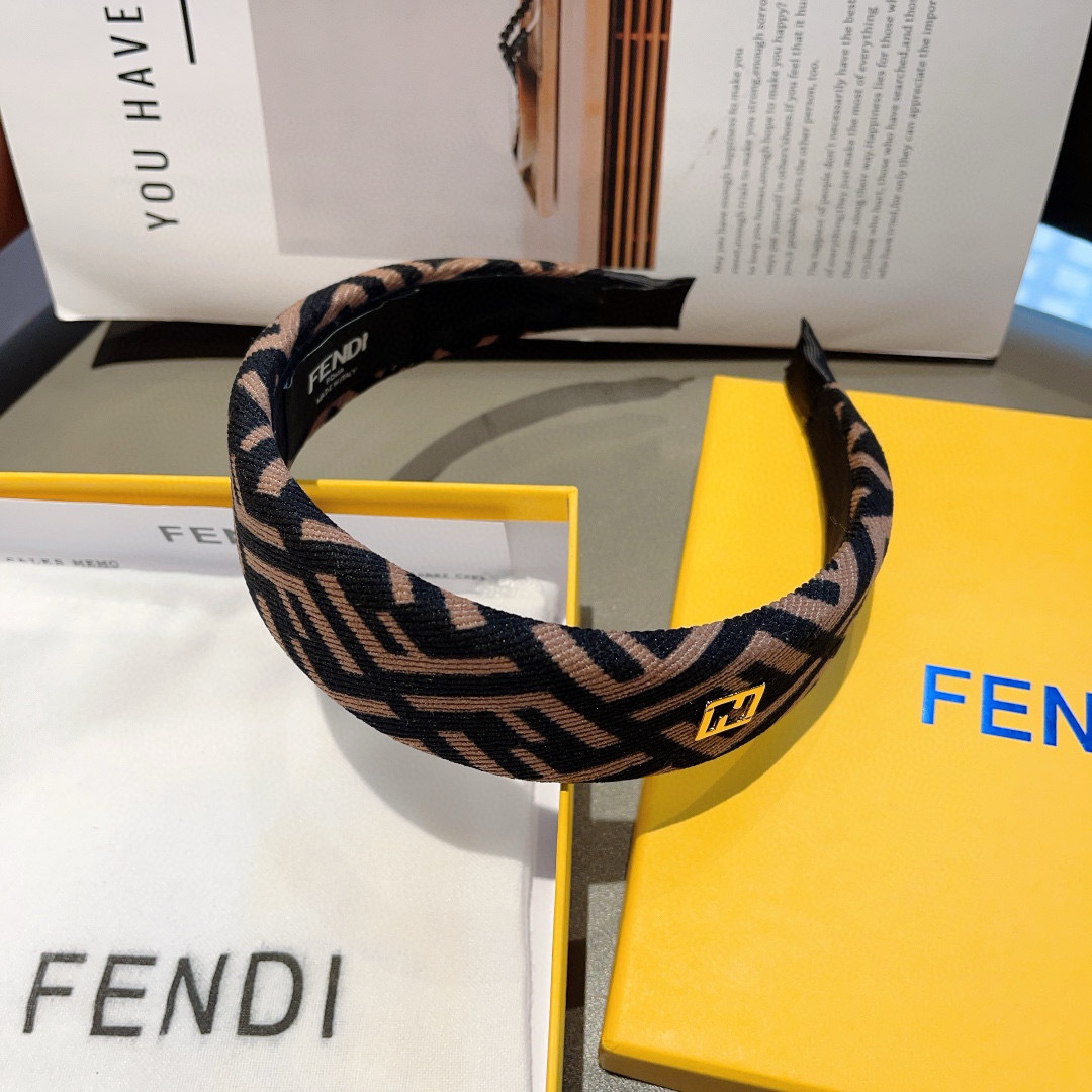 配包装
FENDI 芬迪 火爆新款发箍，宽版原单货， 简约百搭，潮女必备品，超级的高大上！