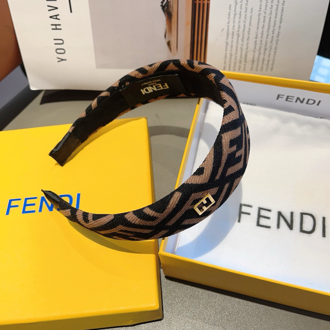 配包装
FENDI 芬迪 火爆新款发箍，宽版原单货， 简约百搭，潮女必备品，超级的高大上！