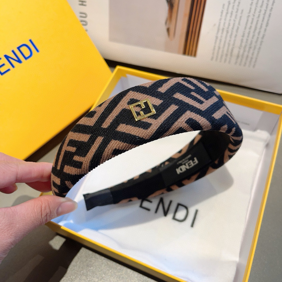 配包装
FENDI 芬迪 火爆新款发箍，宽版原单货， 简约百搭，潮女必备品，超级的高大上！