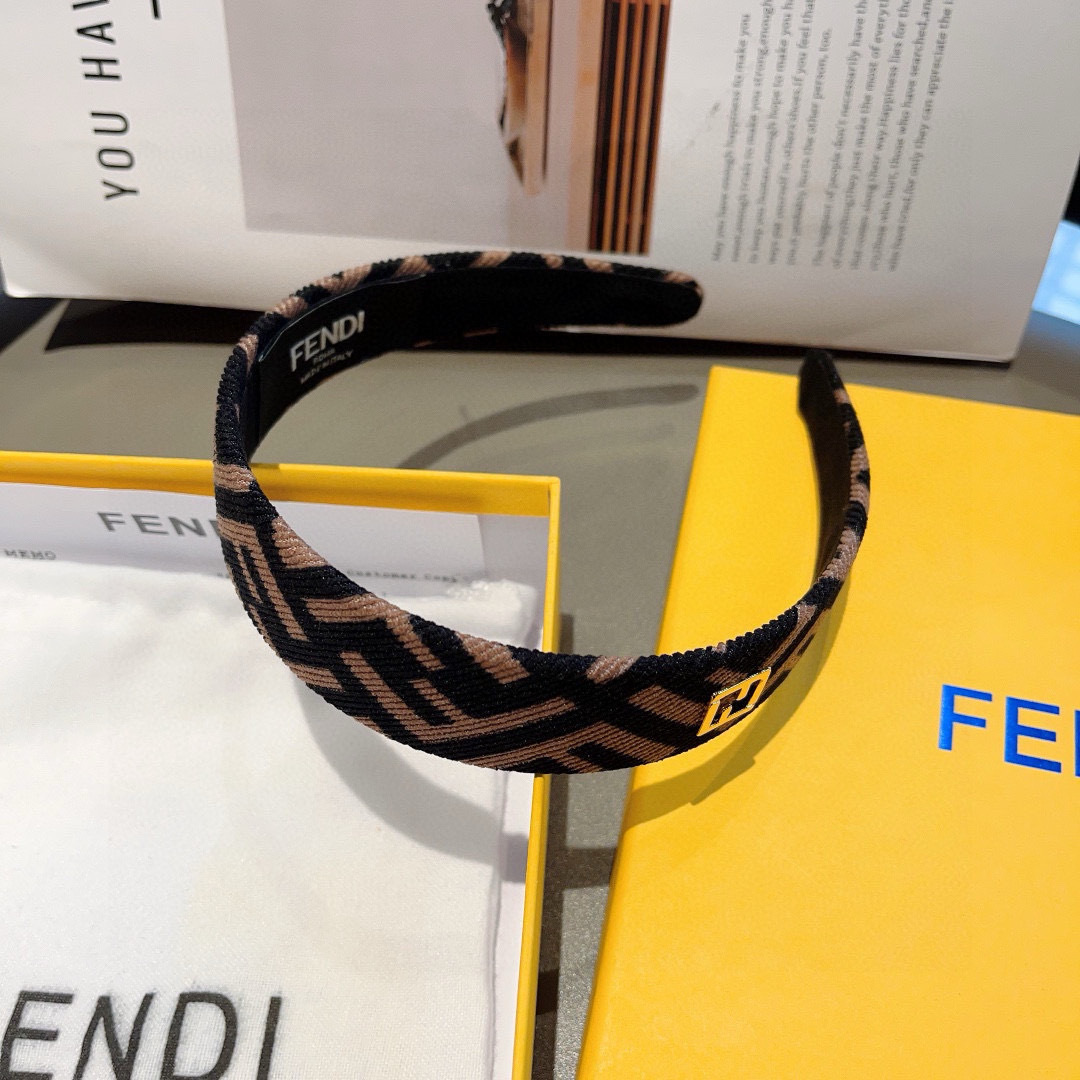 配包装
FENDI 芬迪 火爆新款发箍，宽版原单货， 简约百搭，潮女必备品，超级的高大上！