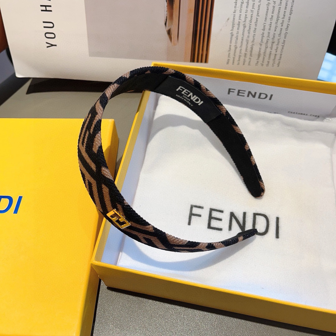 配包装
FENDI 芬迪 火爆新款发箍，宽版原单货， 简约百搭，潮女必备品，超级的高大上！