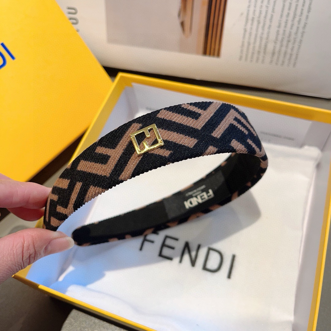 配包装
FENDI 芬迪 火爆新款发箍，宽版原单货， 简约百搭，潮女必备品，超级的高大上！