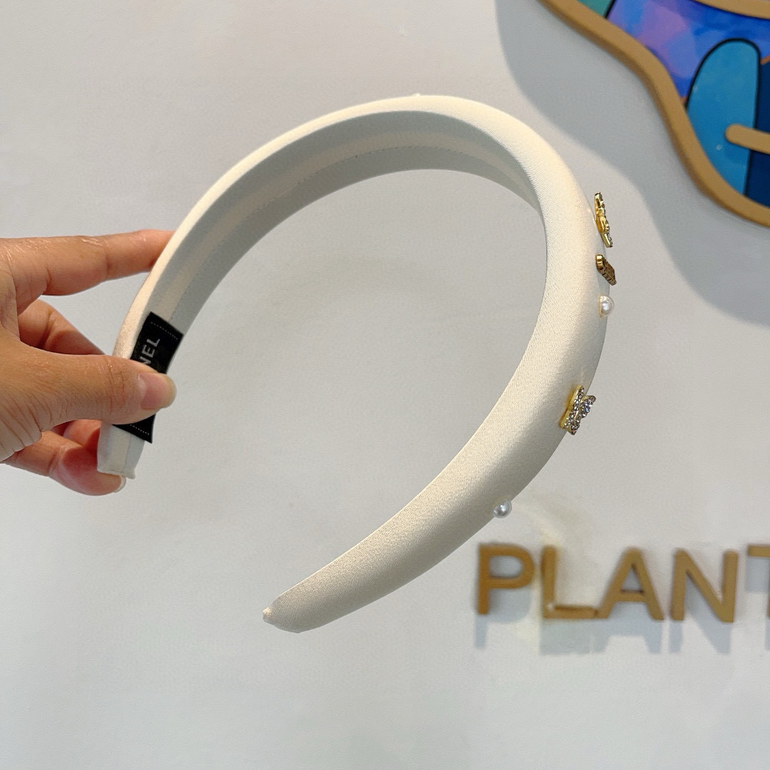 配包装
CHANEL（香奈儿）新款精美字母发箍，复古网红爆款头箍 搭配高端材质，超精致，时尚高级感百搭款