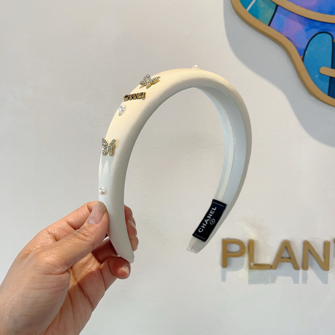 配包装
CHANEL（香奈儿）新款精美字母发箍，复古网红爆款头箍 搭配高端材质，超精致，时尚高级感百搭款