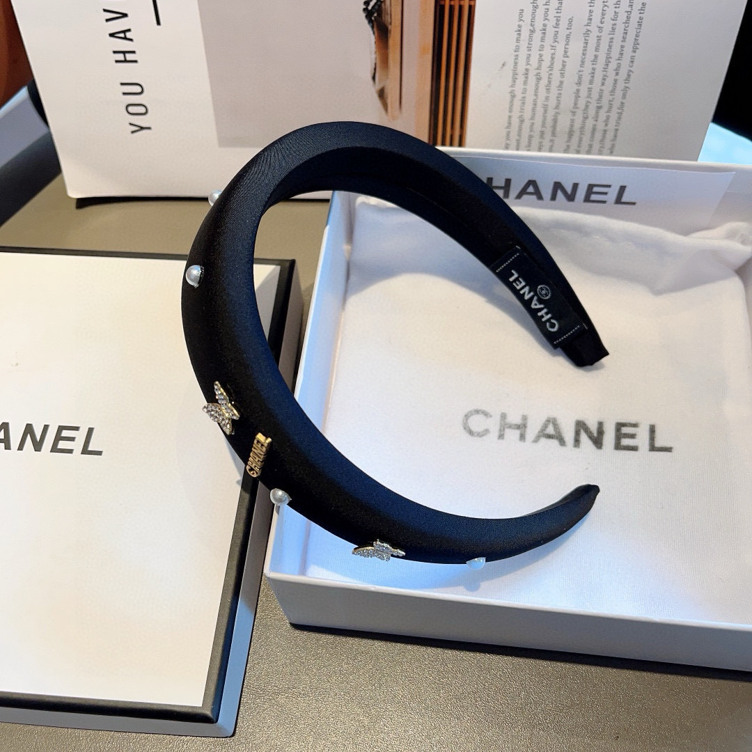 配包装
CHANEL（香奈儿）新款精美字母发箍，复古网红爆款头箍 搭配高端材质，超精致，时尚高级感百搭款