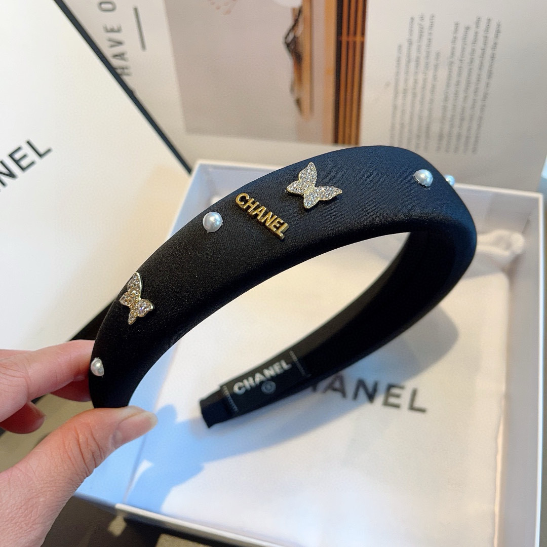 配包装
CHANEL（香奈儿）新款精美字母发箍，复古网红爆款头箍 搭配高端材质，超精致，时尚高级感百搭款