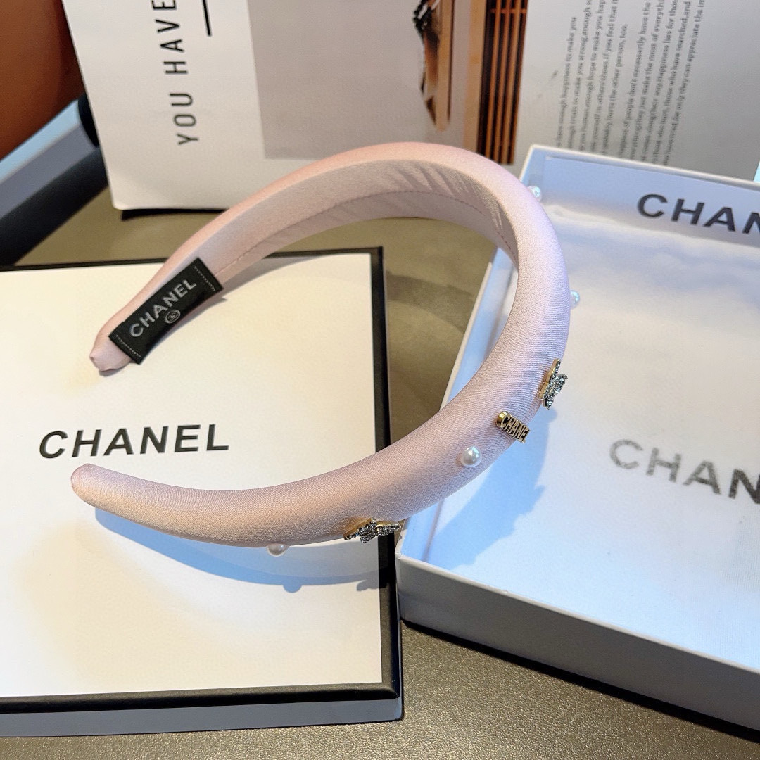 配包装
CHANEL（香奈儿）新款精美字母发箍，复古网红爆款头箍 搭配高端材质，超精致，时尚高级感百搭款
