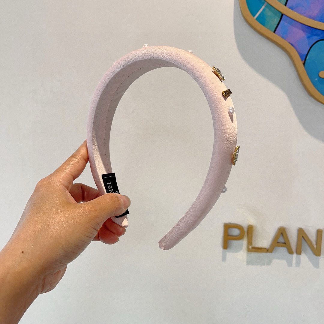 配包装
CHANEL（香奈儿）新款精美字母发箍，复古网红爆款头箍 搭配高端材质，超精致，时尚高级感百搭款