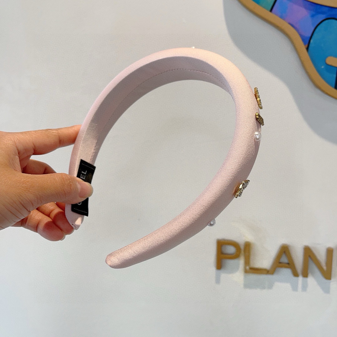 配包装
CHANEL（香奈儿）新款精美字母发箍，复古网红爆款头箍 搭配高端材质，超精致，时尚高级感百搭款
