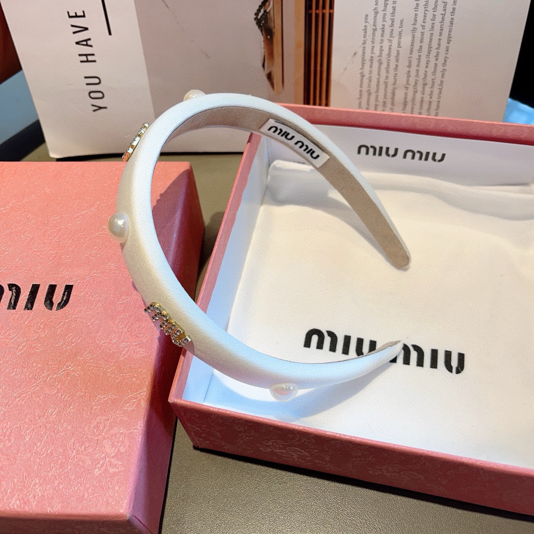 配包装
miumiu 缪缪  新款韩版褶皱字母发箍，细节全部实拍！水钻特制面料非常显质感、经典而又永不过