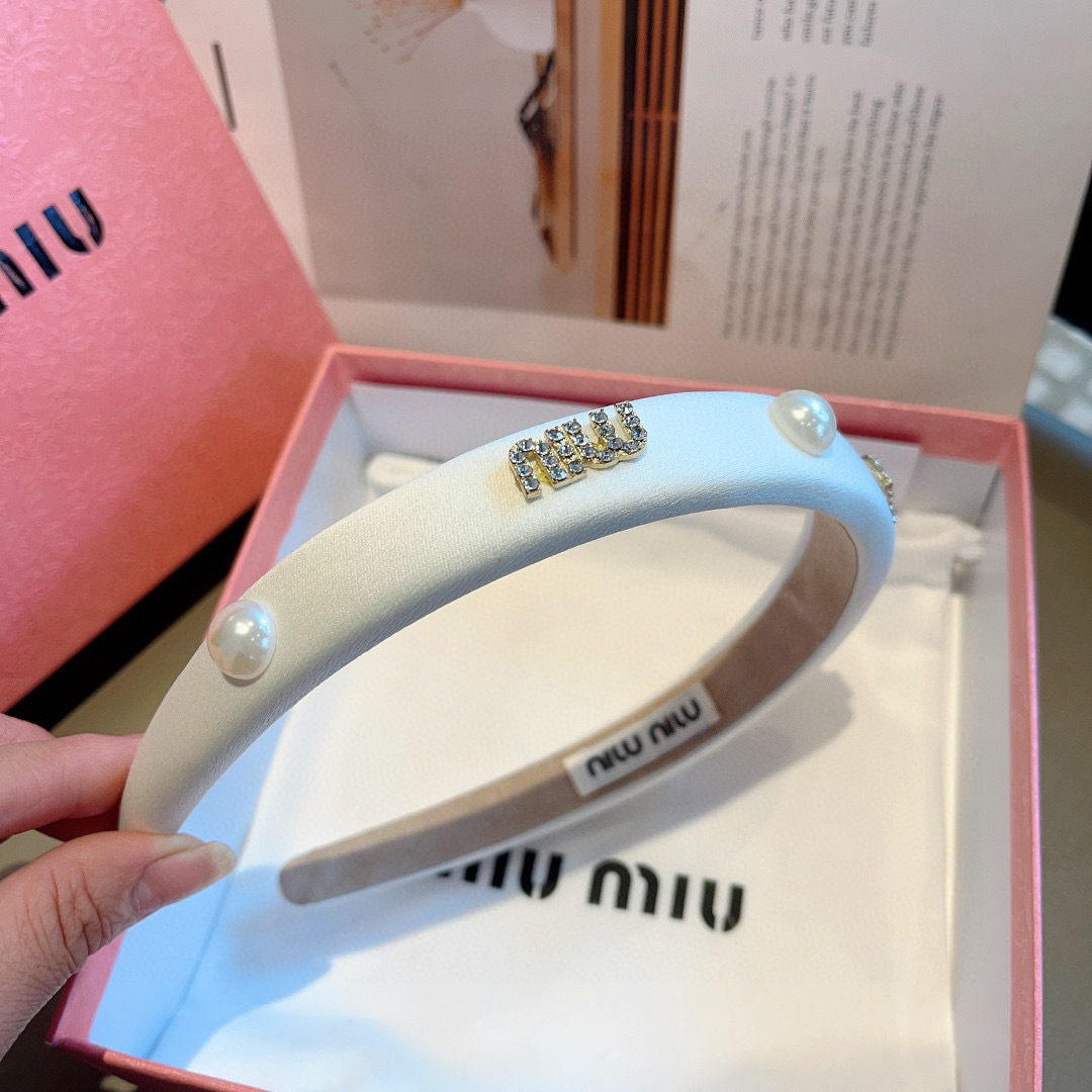 配包装
miumiu 缪缪  新款韩版褶皱字母发箍，细节全部实拍！水钻特制面料非常显质感、经典而又永不过