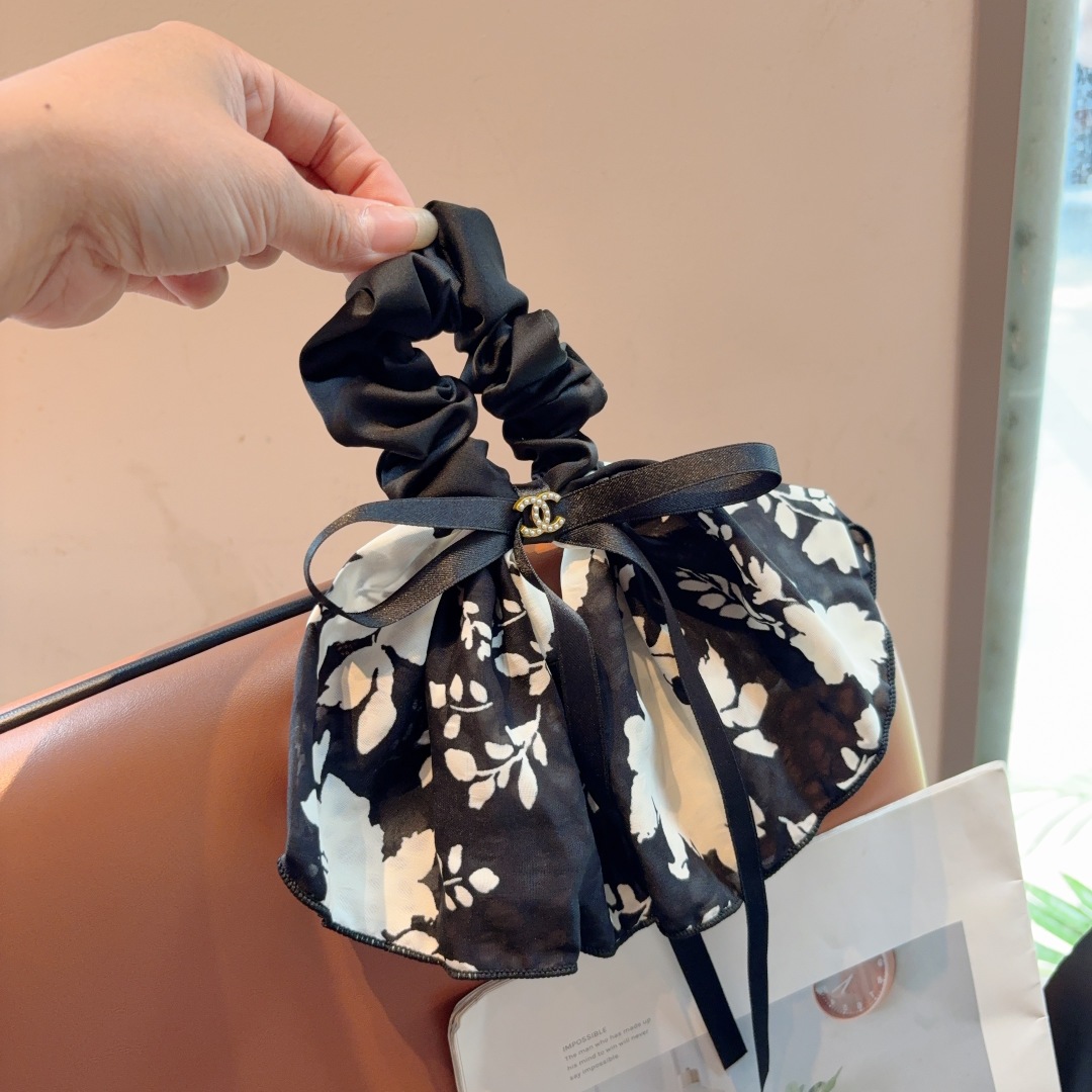 配包装
CHANEL （香奈儿）字母飘带马尾发圈 蝴蝶结肠圈，高档韩版皮筋，经典花型设计， 高端大气，名