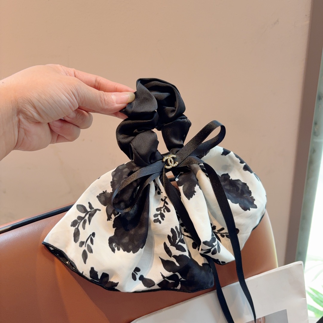 配包装
CHANEL （香奈儿）字母飘带马尾发圈 蝴蝶结肠圈，高档韩版皮筋，经典花型设计， 高端大气，名