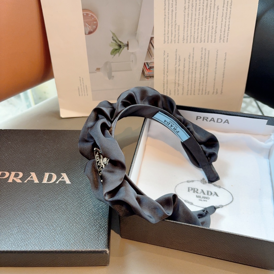 配包装
PRADA （普拉达） 新款潮流褶皱三角标发箍。气质女神必备单品。非常百搭，时尚潮流， 戴上它满
