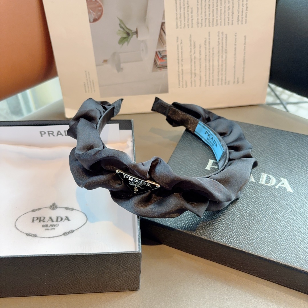 配包装
PRADA （普拉达） 新款潮流褶皱三角标发箍。气质女神必备单品。非常百搭，时尚潮流， 戴上它满