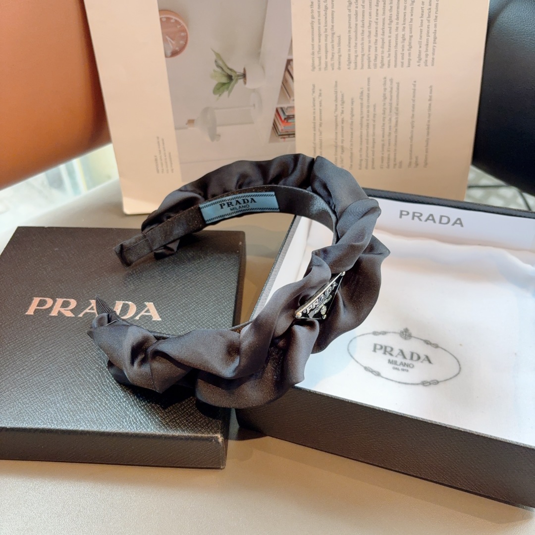 配包装
PRADA （普拉达） 新款潮流褶皱三角标发箍。气质女神必备单品。非常百搭，时尚潮流， 戴上它满
