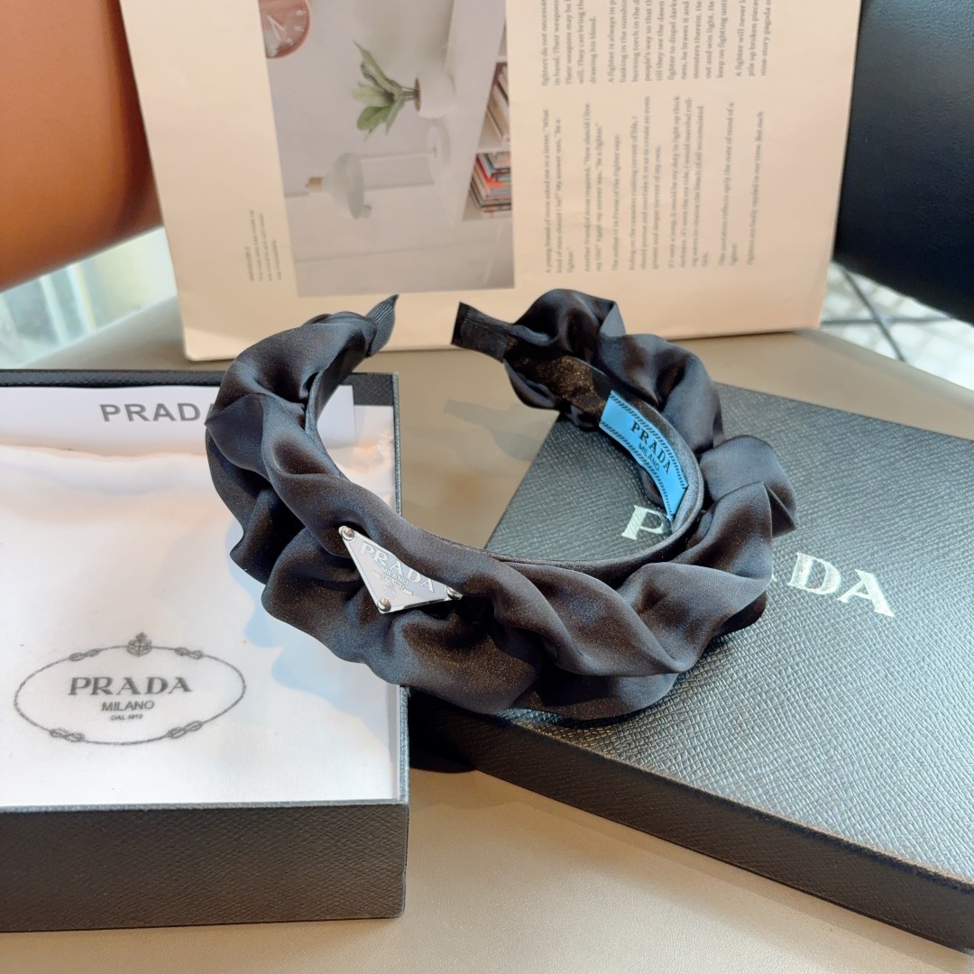 配包装
PRADA （普拉达） 新款潮流褶皱三角标发箍。气质女神必备单品。非常百搭，时尚潮流， 戴上它满