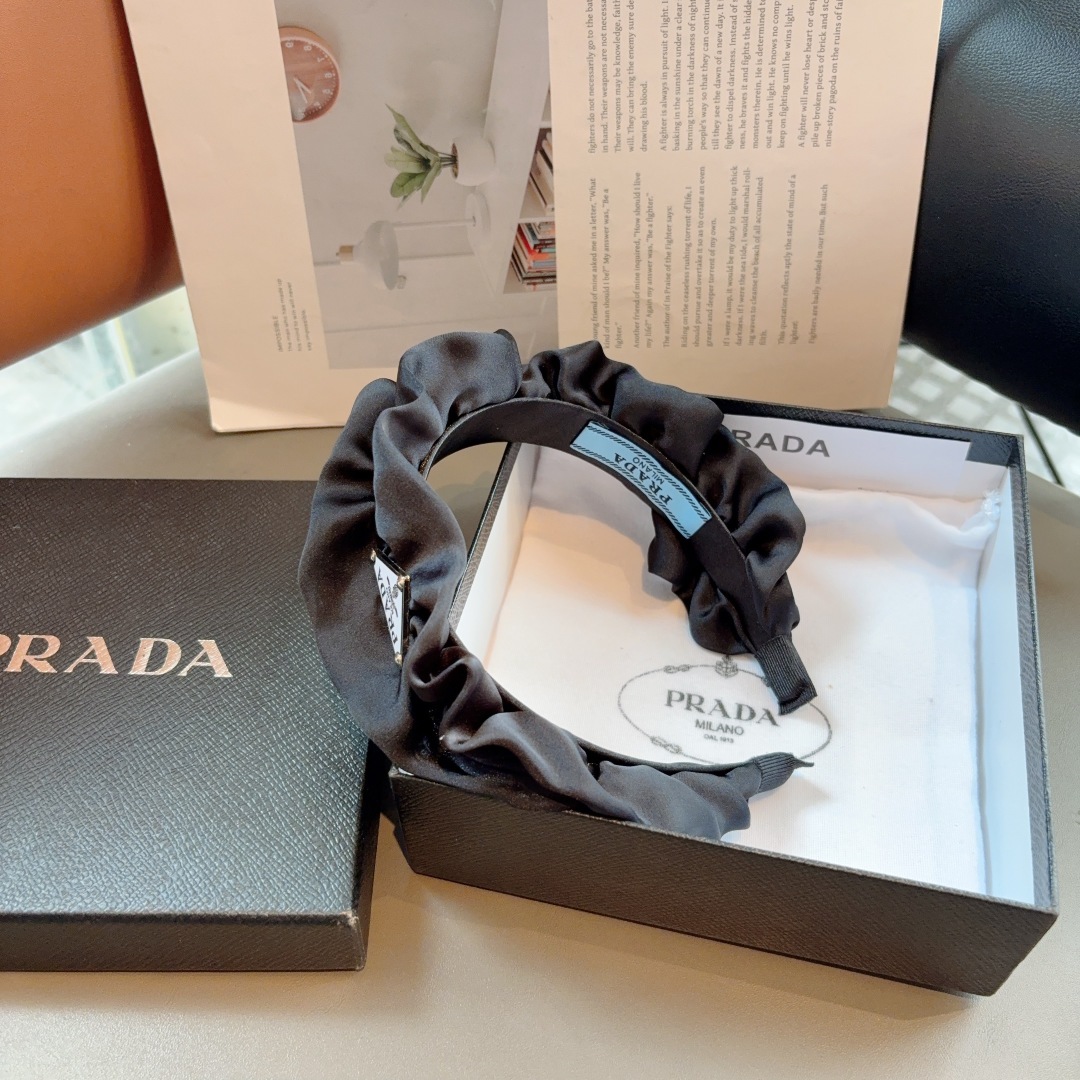 配包装
PRADA （普拉达） 新款潮流褶皱三角标发箍。气质女神必备单品。非常百搭，时尚潮流， 戴上它满