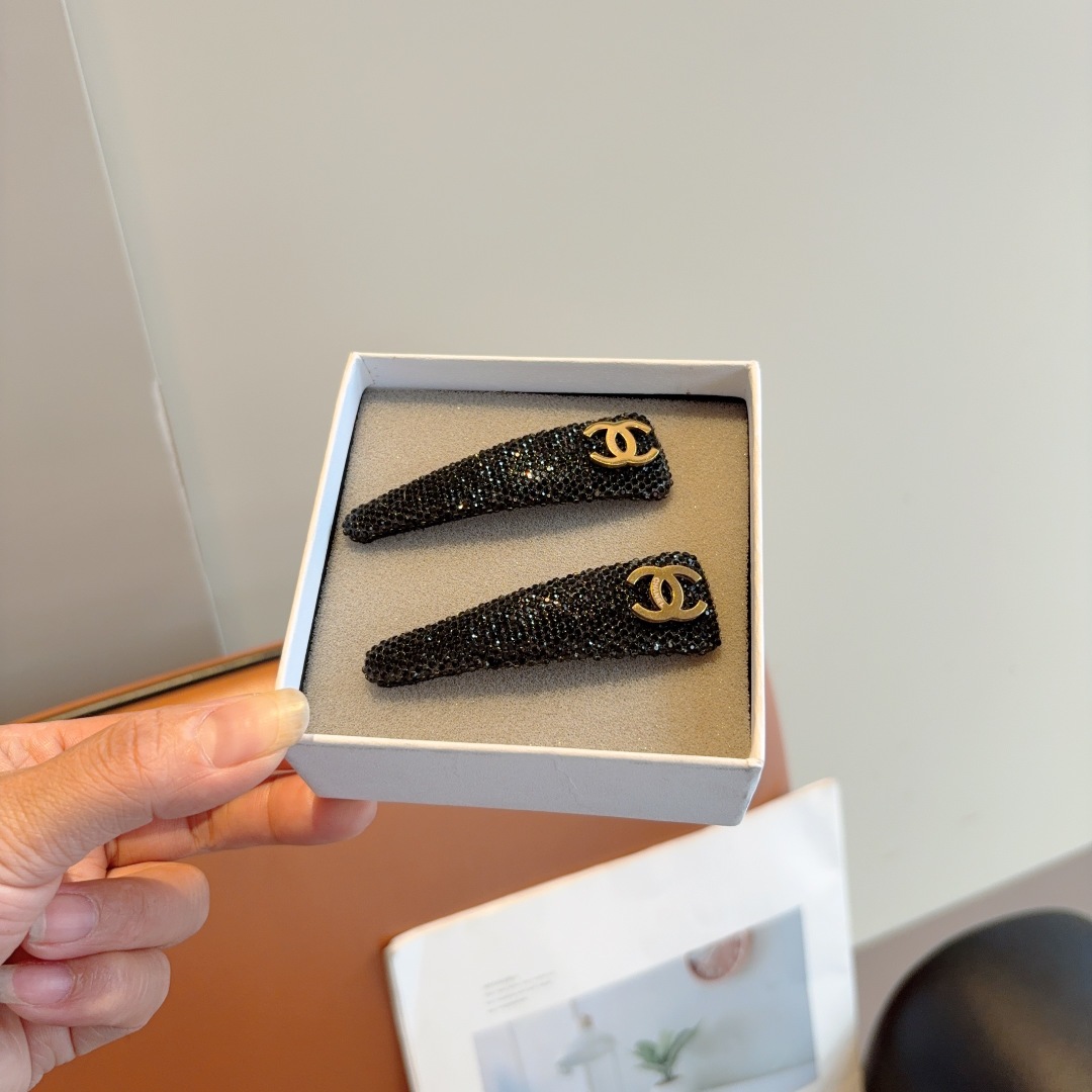 配包装 （一对）
CHANEL （香奈儿） 高端新款发夹BB夹、经典字母logo边夹刘海夹发饰， 高级感