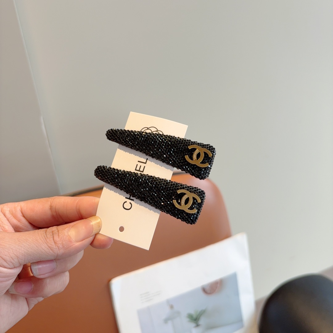 配包装 （一对）
CHANEL （香奈儿） 高端新款发夹BB夹、经典字母logo边夹刘海夹发饰， 高级感