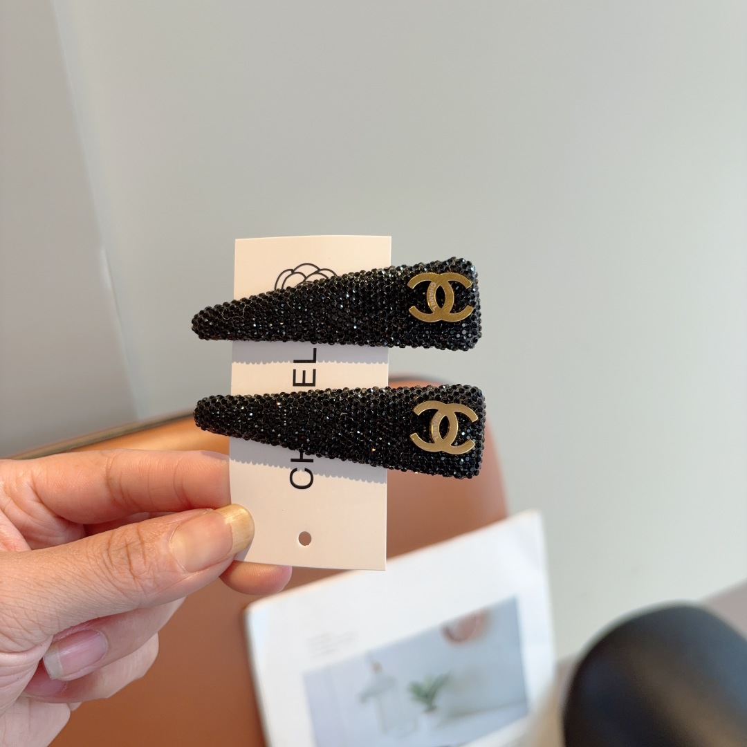 配包装 （一对）
CHANEL （香奈儿） 高端新款发夹BB夹、经典字母logo边夹刘海夹发饰， 高级感