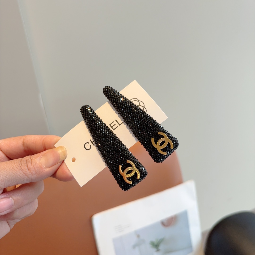 配包装 （一对）
CHANEL （香奈儿） 高端新款发夹BB夹、经典字母logo边夹刘海夹发饰， 高级感