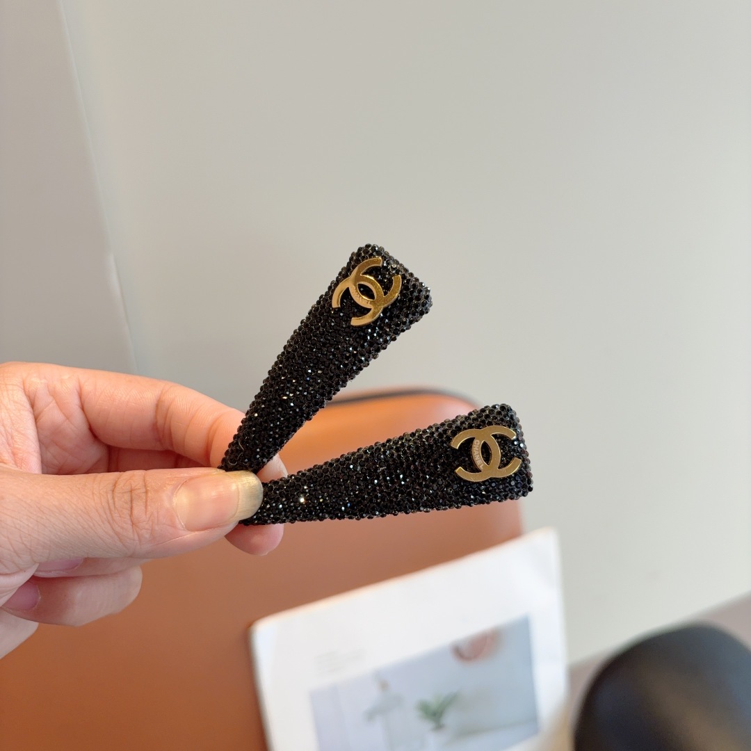 配包装 （一对）
CHANEL （香奈儿） 高端新款发夹BB夹、经典字母logo边夹刘海夹发饰， 高级感