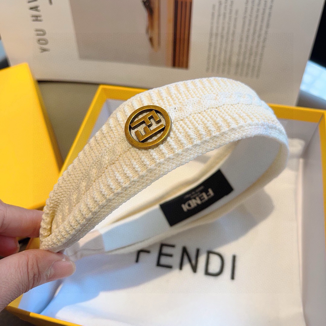 配包装
FENDI 芬迪 火爆新款针织面料发箍，宽版原单货， 简约百搭，潮女必备品，超级的高大上！