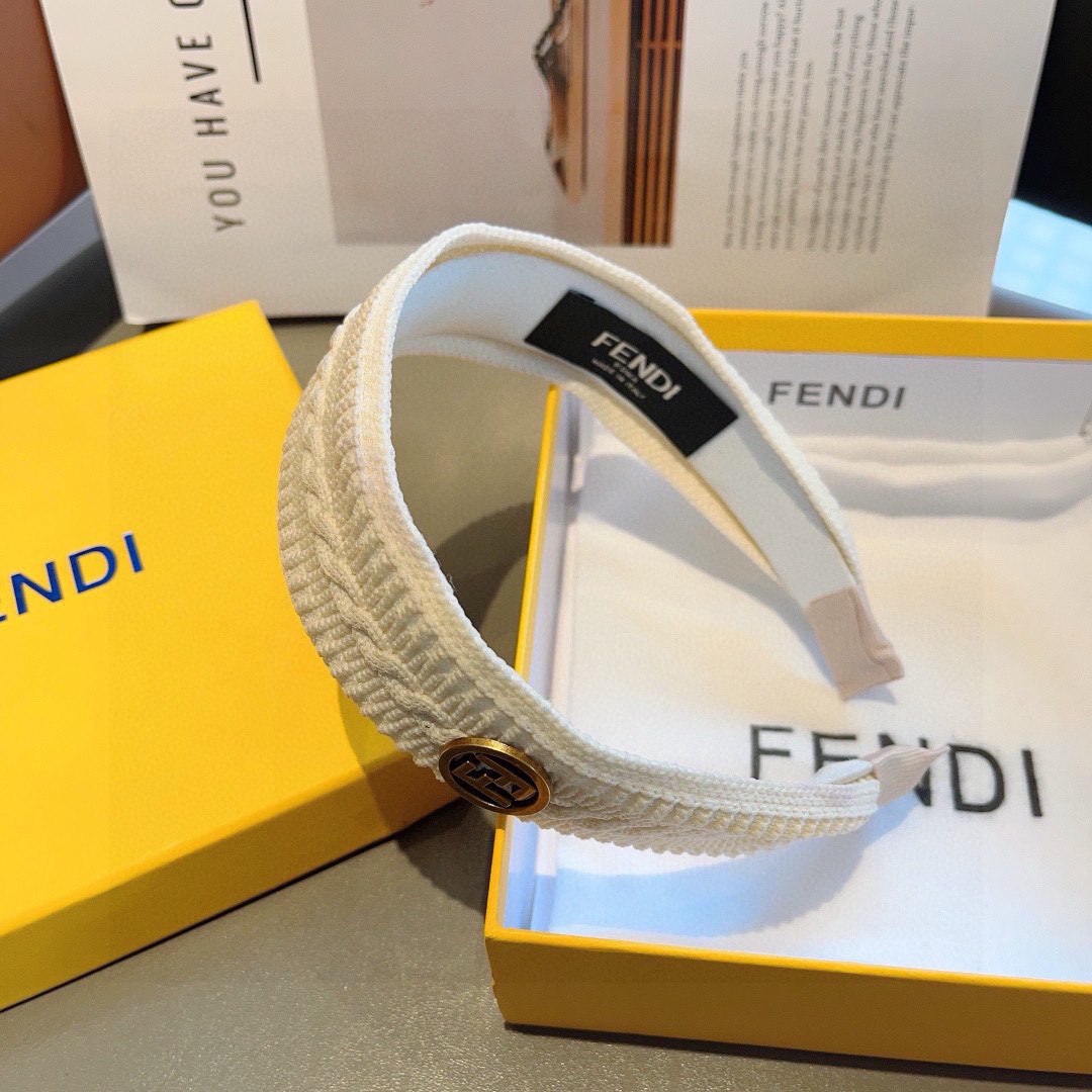 配包装
FENDI 芬迪 火爆新款针织面料发箍，宽版原单货， 简约百搭，潮女必备品，超级的高大上！