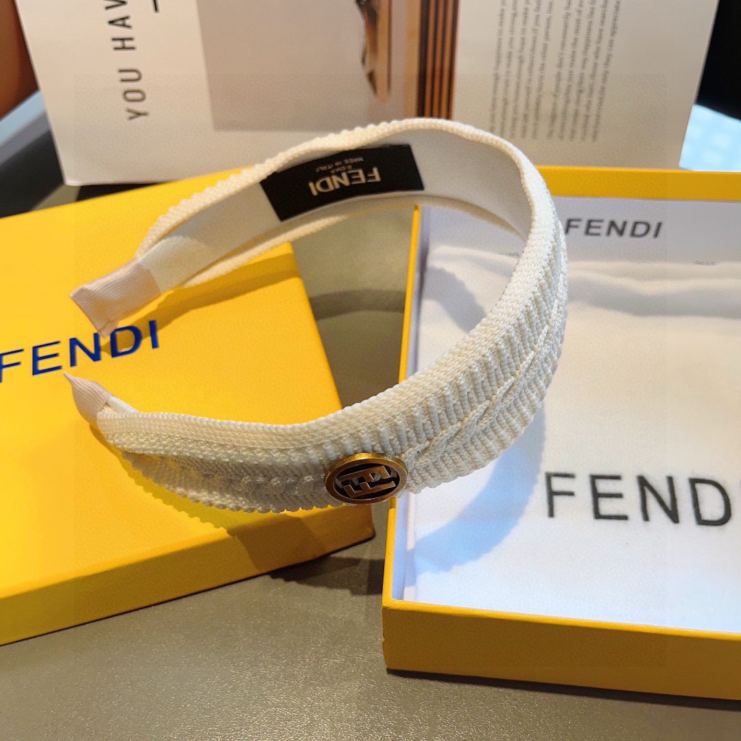 配包装
FENDI 芬迪 火爆新款针织面料发箍，宽版原单货， 简约百搭，潮女必备品，超级的高大上！