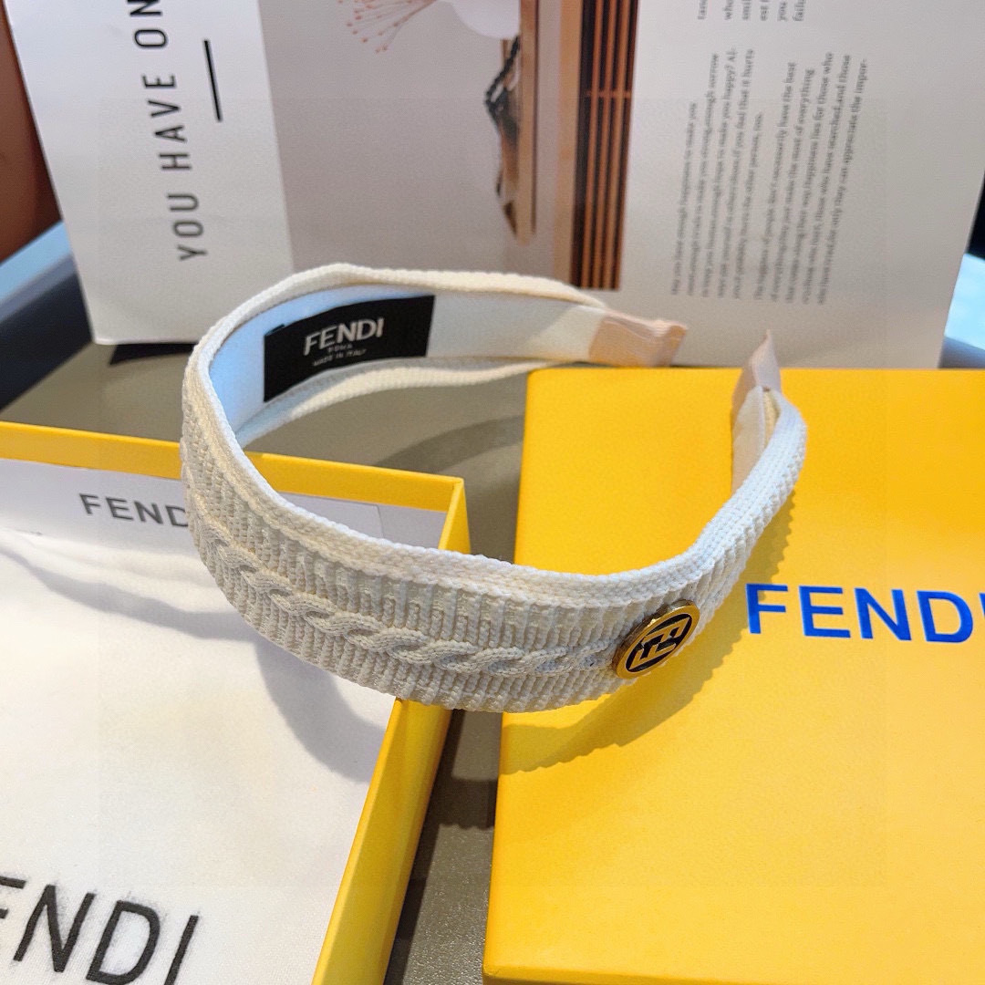 配包装
FENDI 芬迪 火爆新款针织面料发箍，宽版原单货， 简约百搭，潮女必备品，超级的高大上！
