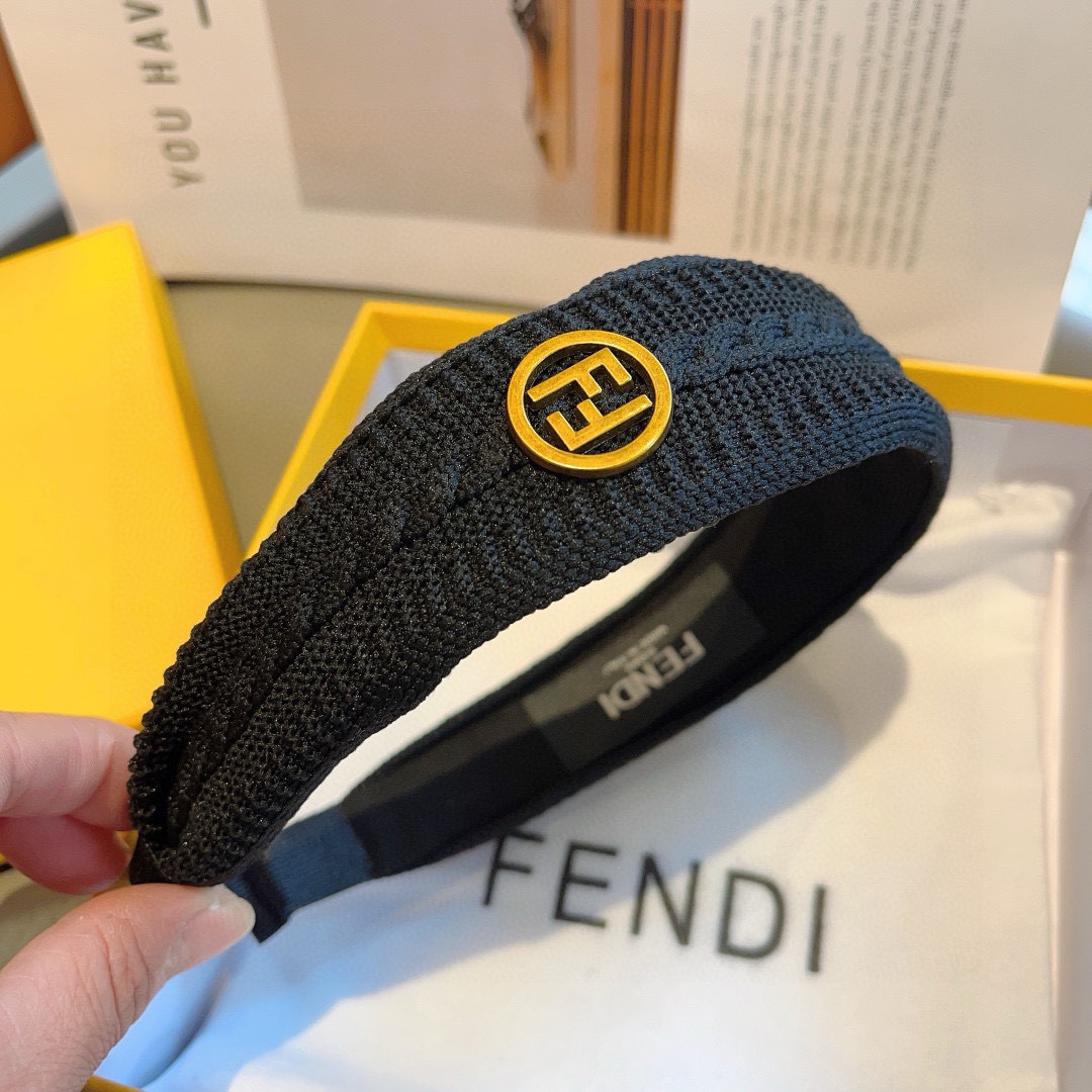配包装
FENDI 芬迪 火爆新款针织面料发箍，宽版原单货， 简约百搭，潮女必备品，超级的高大上！