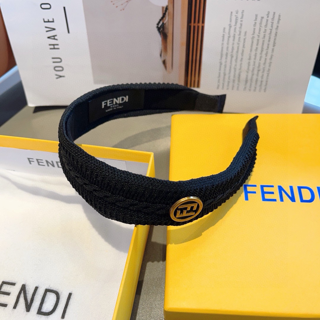 配包装
FENDI 芬迪 火爆新款针织面料发箍，宽版原单货， 简约百搭，潮女必备品，超级的高大上！