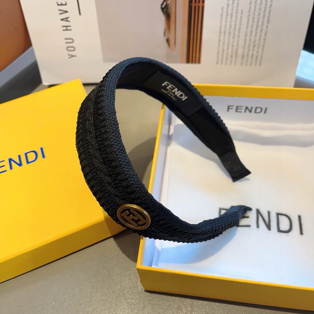 配包装
FENDI 芬迪 火爆新款针织面料发箍，宽版原单货， 简约百搭，潮女必备品，超级的高大上！