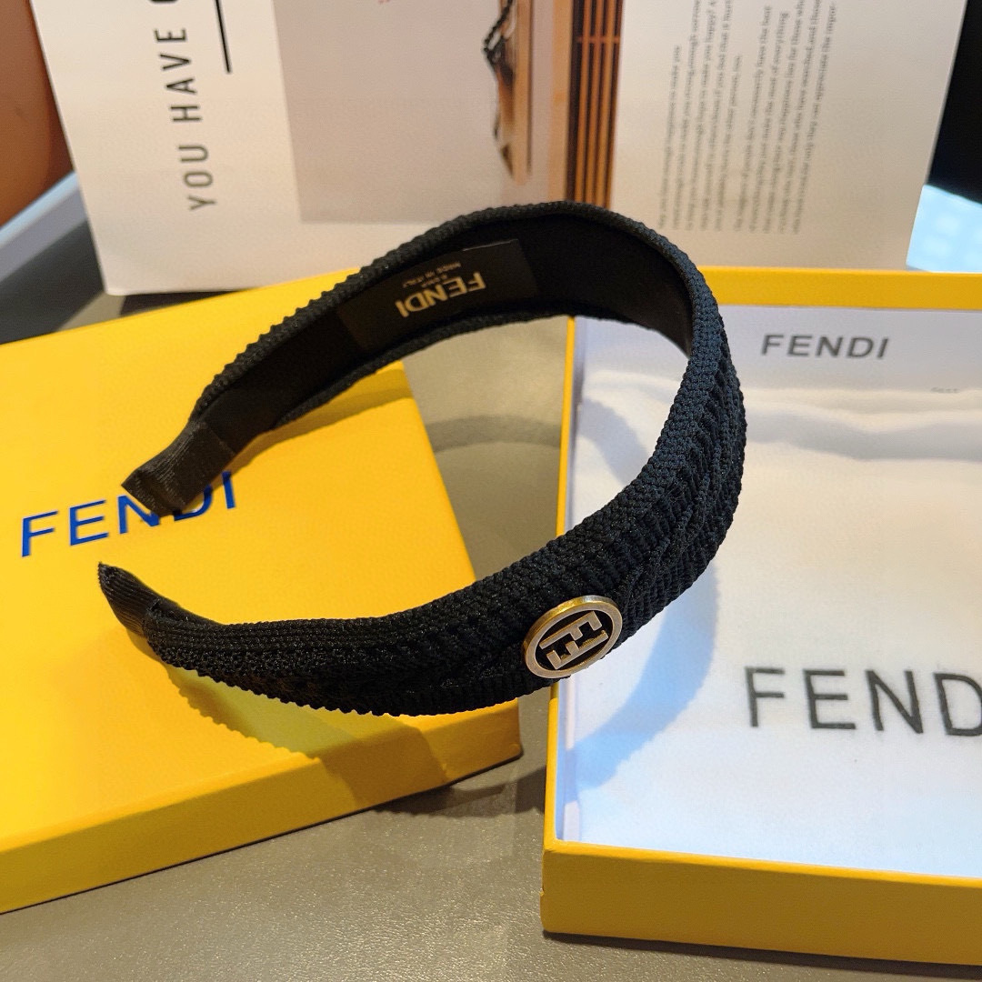 配包装
FENDI 芬迪 火爆新款针织面料发箍，宽版原单货， 简约百搭，潮女必备品，超级的高大上！
