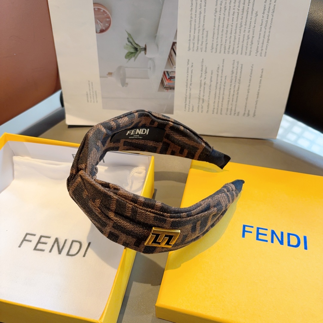 配包装
FENDI 芬迪 经典双F交叉款发箍，复古头箍，简约百搭，潮女必备品，超级的高大上！