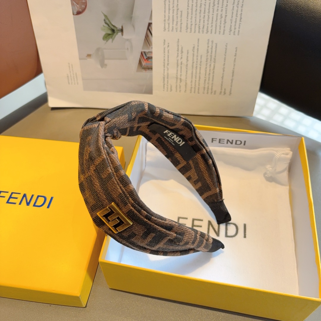 配包装
FENDI 芬迪 经典双F交叉款发箍，复古头箍，简约百搭，潮女必备品，超级的高大上！