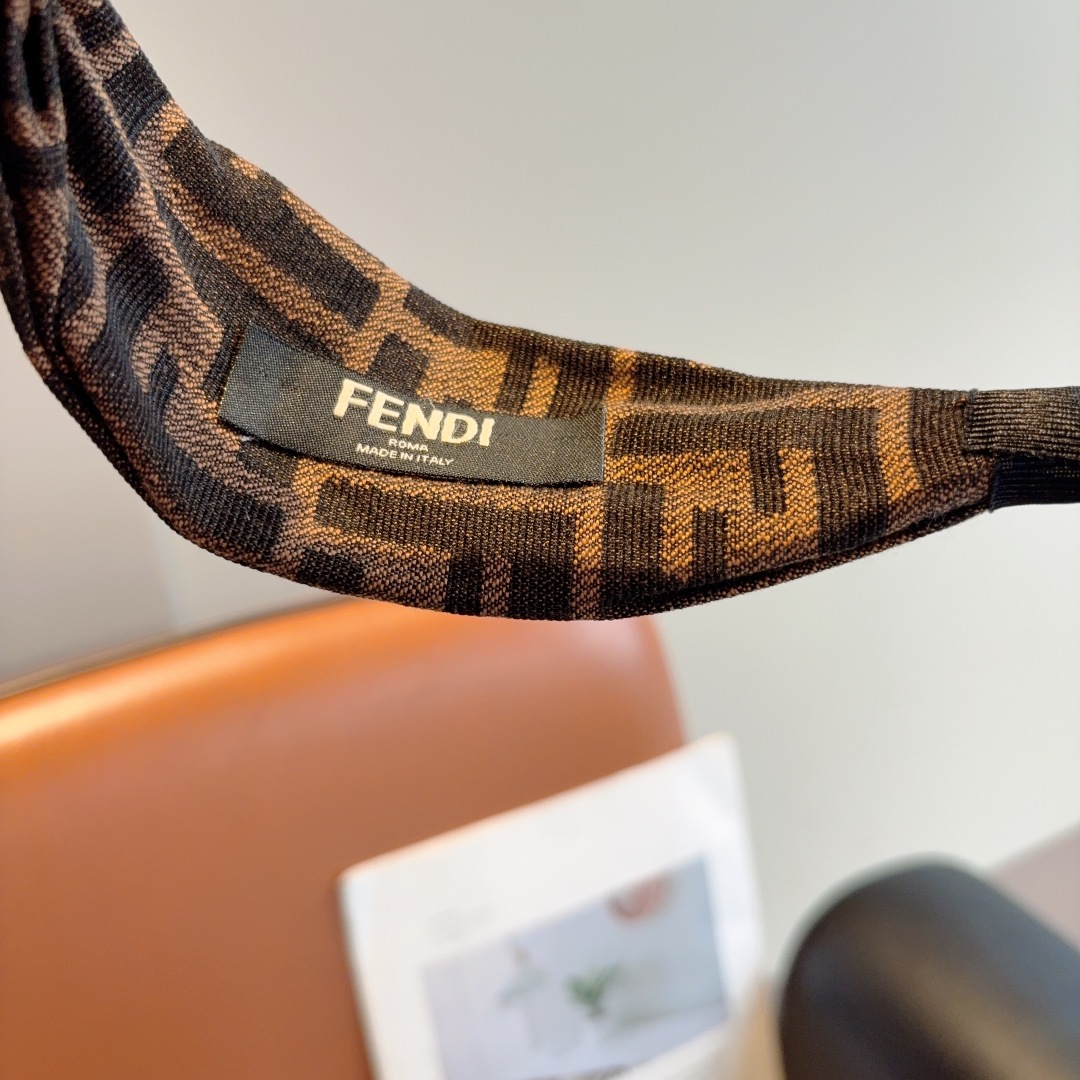 配包装
FENDI 芬迪 经典双F交叉款发箍，复古头箍，简约百搭，潮女必备品，超级的高大上！